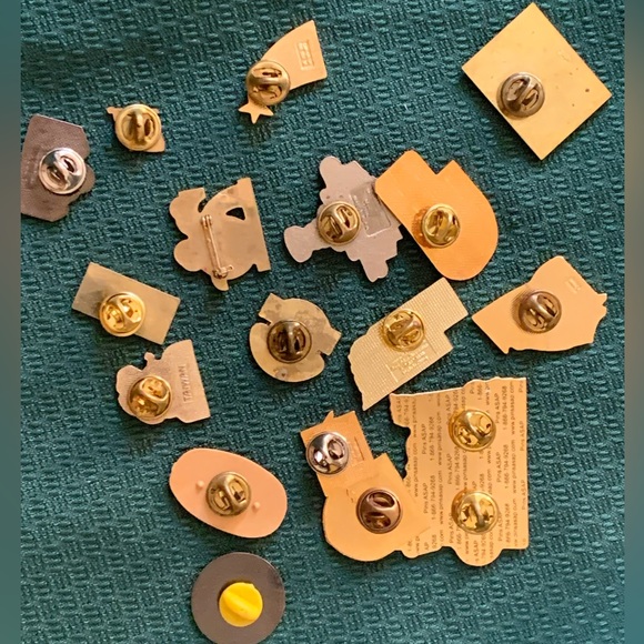 Mixed Lot of 17 Lapel Pin States, Hockey, Canadian Cities - Picture 8 of 8